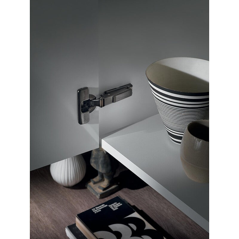 Magnius dobra 110 ° - para ser parafusado - Distância central 48 - Corte 9 - Silentia + Titanium. Soluções completas para construção, reforma e manutenção. Angola-Materiais.shop entrega em todas as províncias.