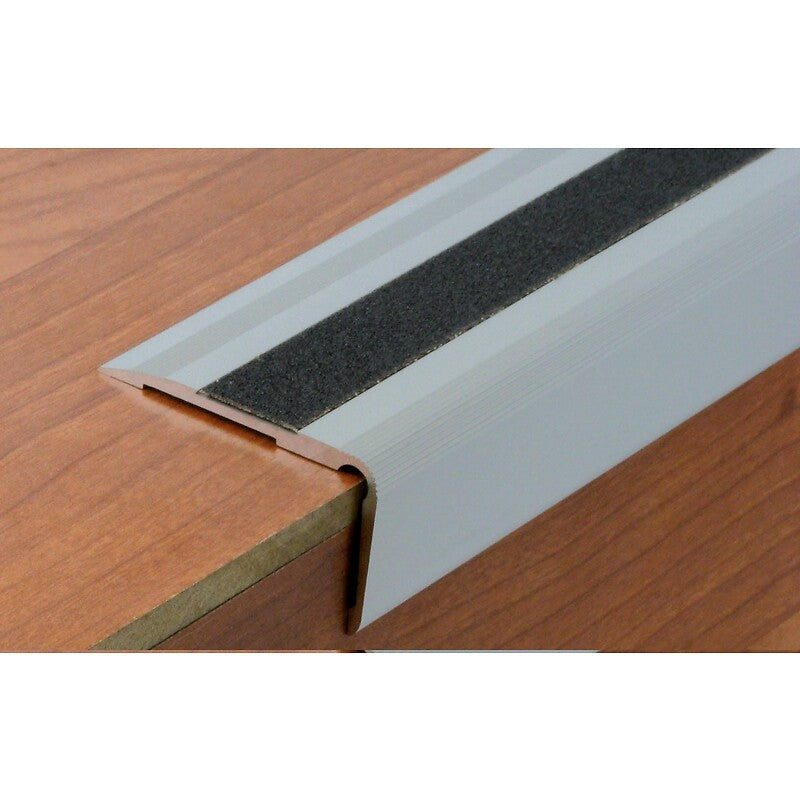 Nariz de caminhada de alumínio para interior Terciário Use o Modelo 3t para a Banda - Instalação de Lurdler para ser parafusada. Precisão, durabilidade e eficiência na Angola-Materiais.shop.