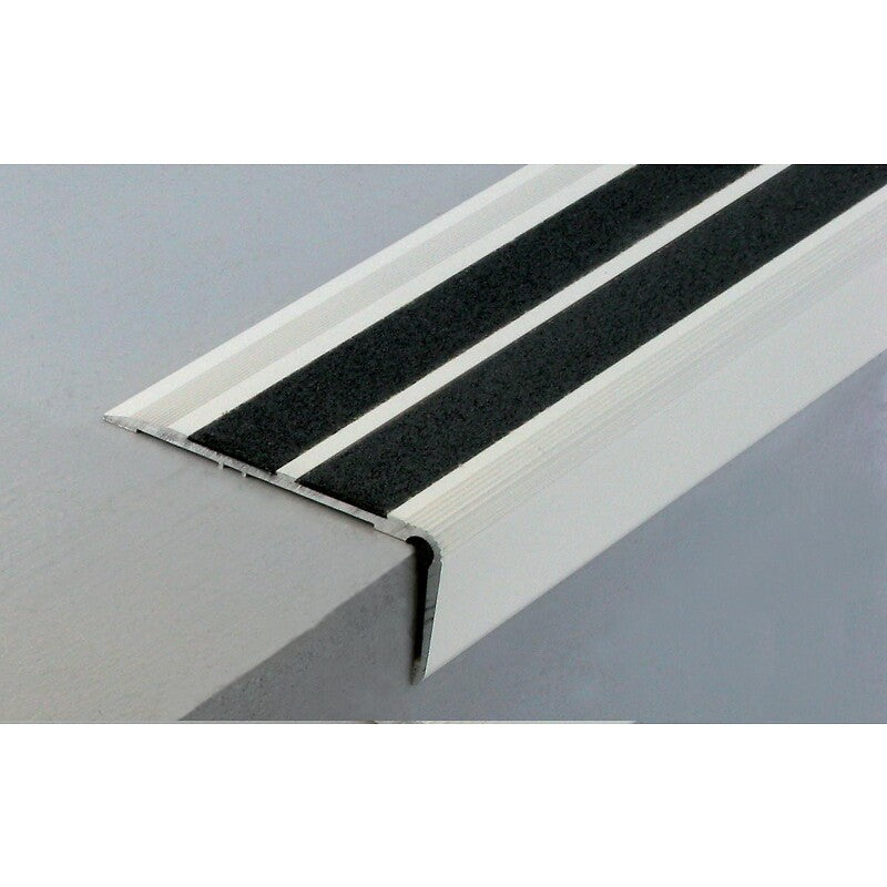 Nariz de caminhada de alumínio para interiores Use o modelo 6T com 2 tiras - volta para parafusar. Descubra a excelência em materiais de construção. Angola-Materiais.shop, sua referência em hardware e ferramentas.