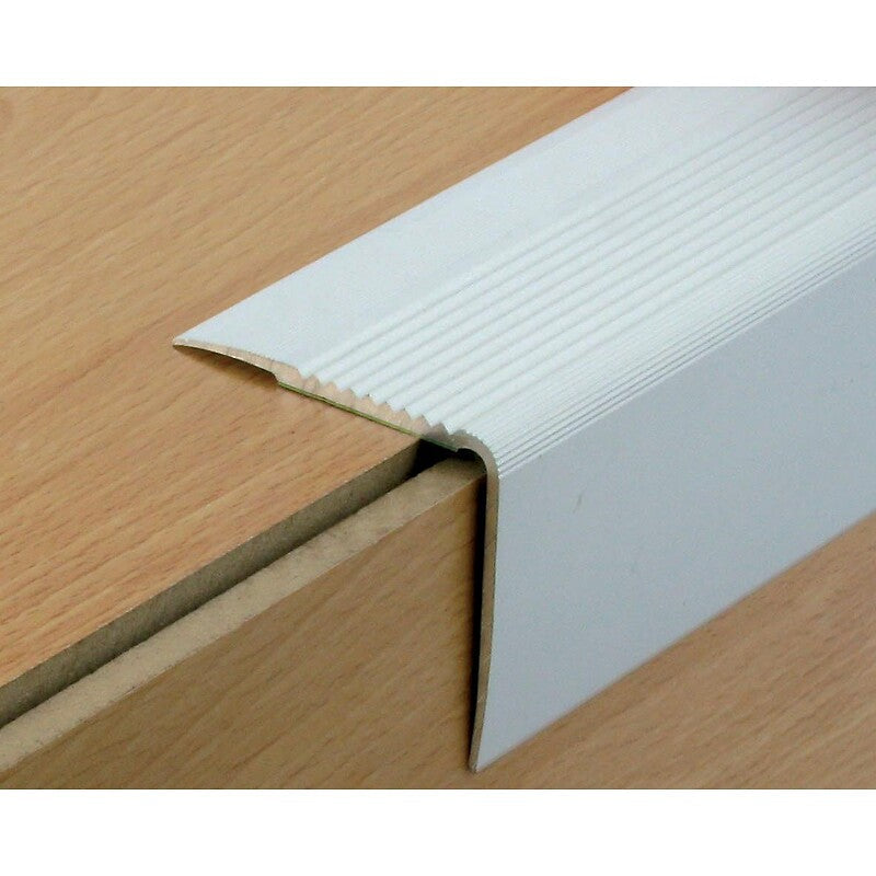 Nariz de alumínio Tipo 41va com adesivo de 42 x 23000 mm. Angola-Materiais.shop - A maior variedade de materiais de construção em Angola. Compre online com facilidade e segurança.
