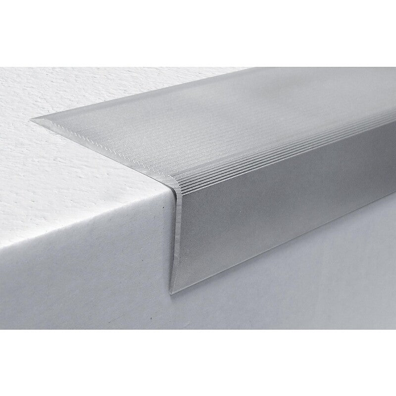 Nariz de caminhada de alumínio Tipo 9 T com orifícios incomuns para reforma em 70 x 35 x 3000 mm. Projetos maiores, melhores e mais rápidos com Angola-Materiais.shop. Tudo o que você precisa, um clique de distância.