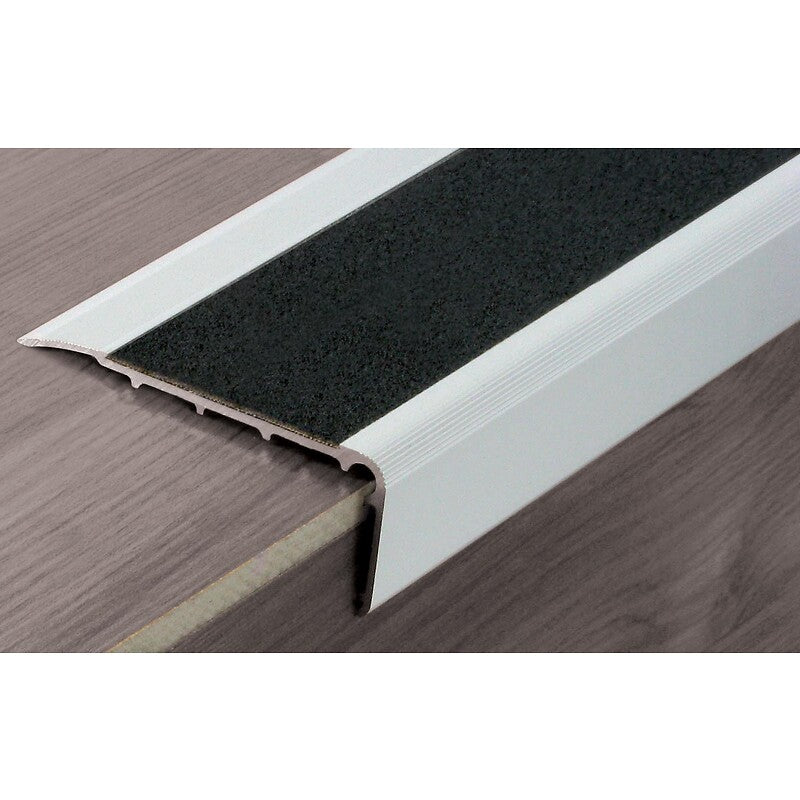 Faixa preta de alumínio natural do nariz de caminhada interior/exterior B11 em 3000 mm para parafusar. Soluções completas para construção civil na Angola-Materiais.shop. Produtos de alta qualidade, preços competitivos.