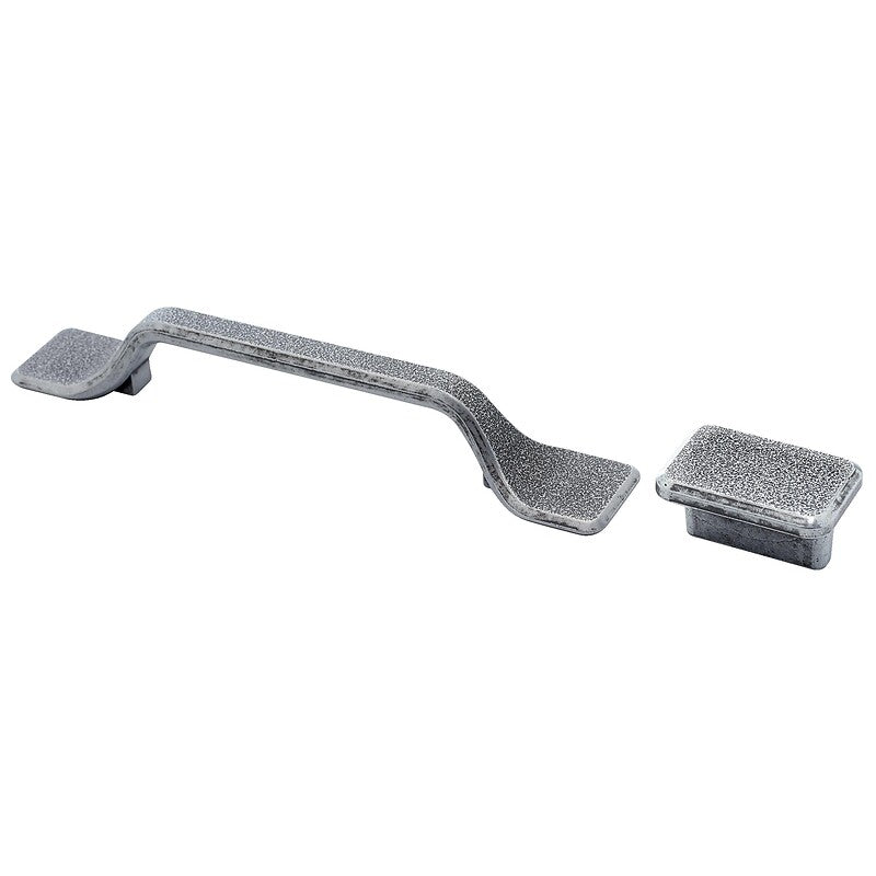 Comprimento do botão do tipo de alça de touro 50 mm Emprego 32 mm em acabamento de ferro antigo de Zamak. Materiais de construção sob medida para cada projeto. Angola-Materiais.shop, sua solução personalizada.
