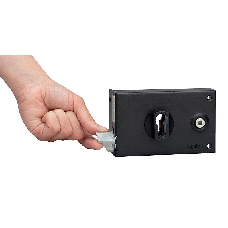 Pedra horizontal da trava do cilindro européia com instantâneos de mãos pretas deixadas. A sua loja online para materiais elétricos e de construção é a Angola-Materiais.shop. Garantimos qualidade e acessibilidade.