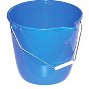 Balde doméstico 12 L - Rodada 32 x H. 30 cm - plástico azul com bico e alça de metal. Materiais que fazem a diferença em cada projeto. Angola-Materiais.shop.